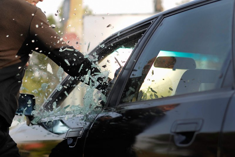 Bild Autoscheiben lassen sich am besten am Rand einschlagen. Foto: Carglass